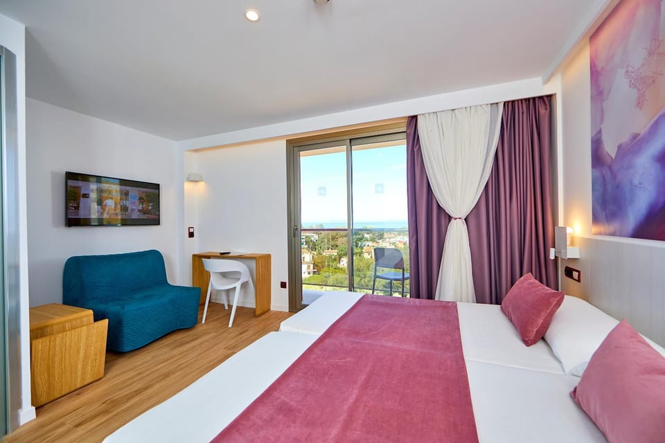 Photo of the whole room, Sea view
