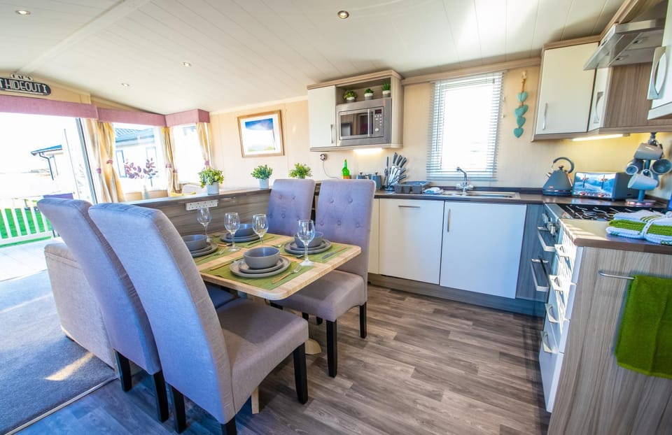Dining area, kitchen