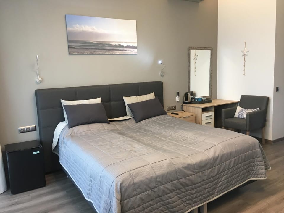 Bed, Photo of the whole room, Seating area, Bedroom, hair dresser