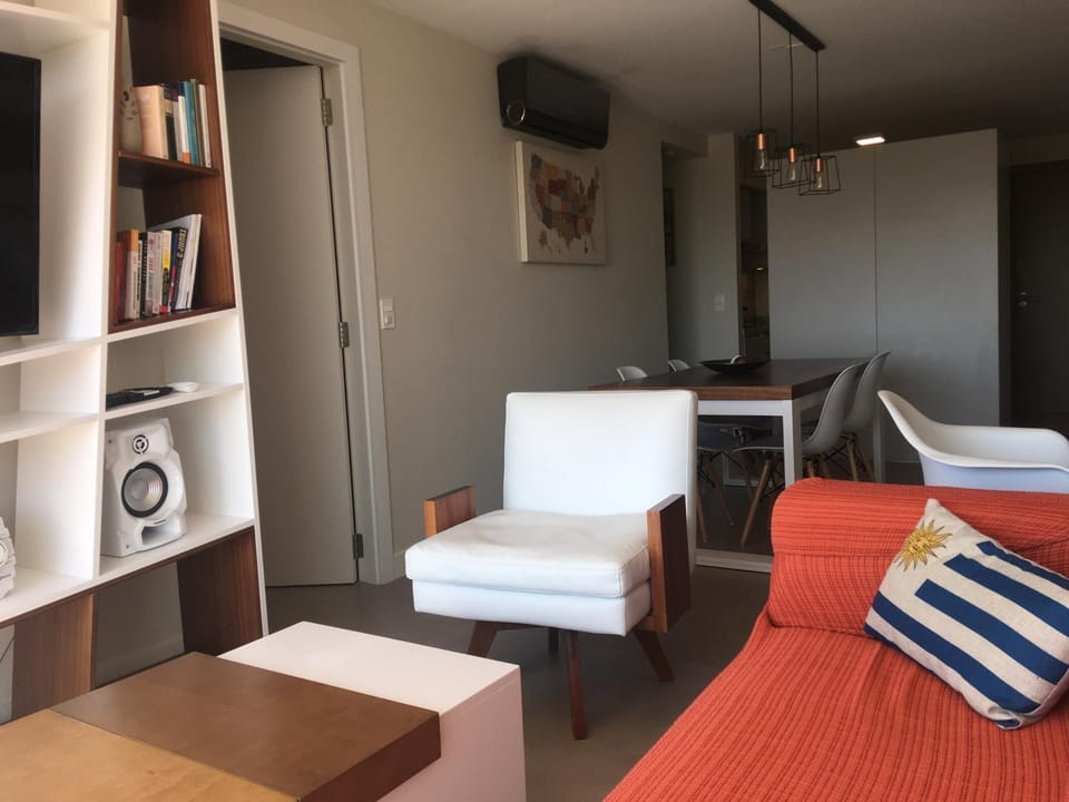 Communal lounge/ TV room, Library, Living room