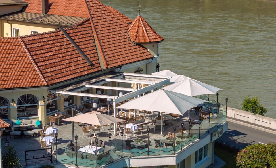 Property building, Restaurant/places to eat, View (from property/room), Lake view
