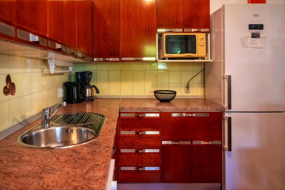 Kitchen or kitchenette, dishwasher, pet friendly, stove, toaster