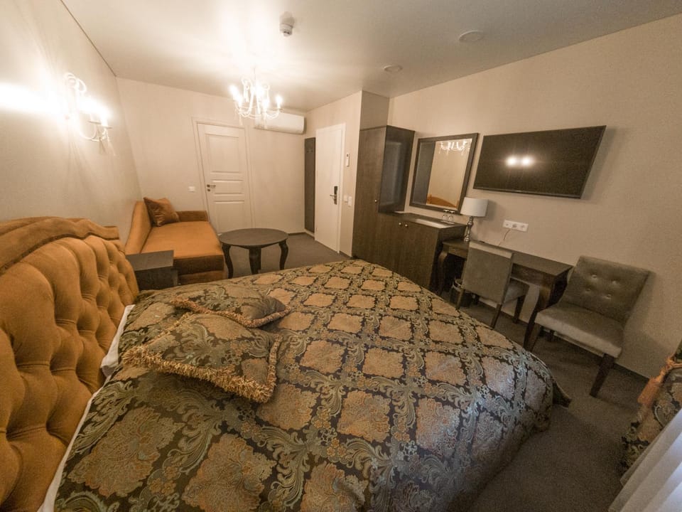 Bed, TV and multimedia, Living room, Photo of the whole room