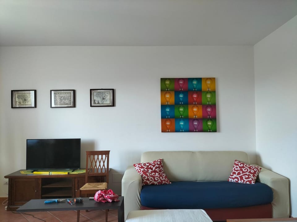 Bed, TV and multimedia, Bedroom