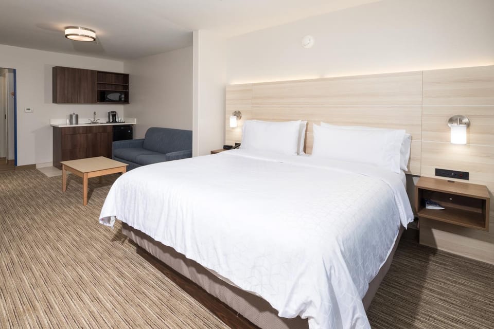 Bed, TV and multimedia, Kitchen or kitchenette, Seating area, minibar