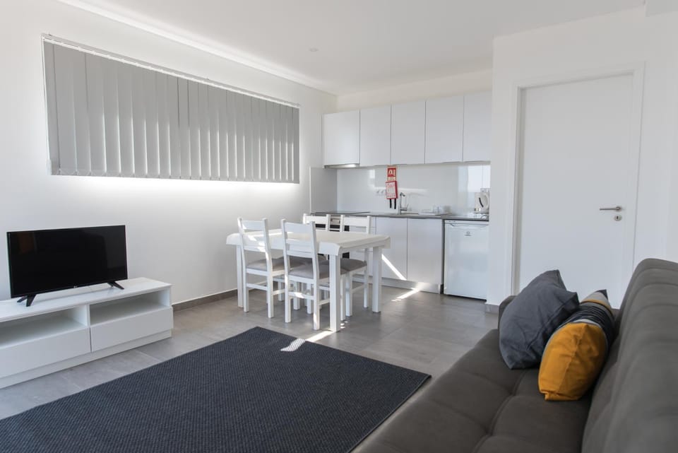 TV and multimedia, Kitchen or kitchenette, Living room, Dining area