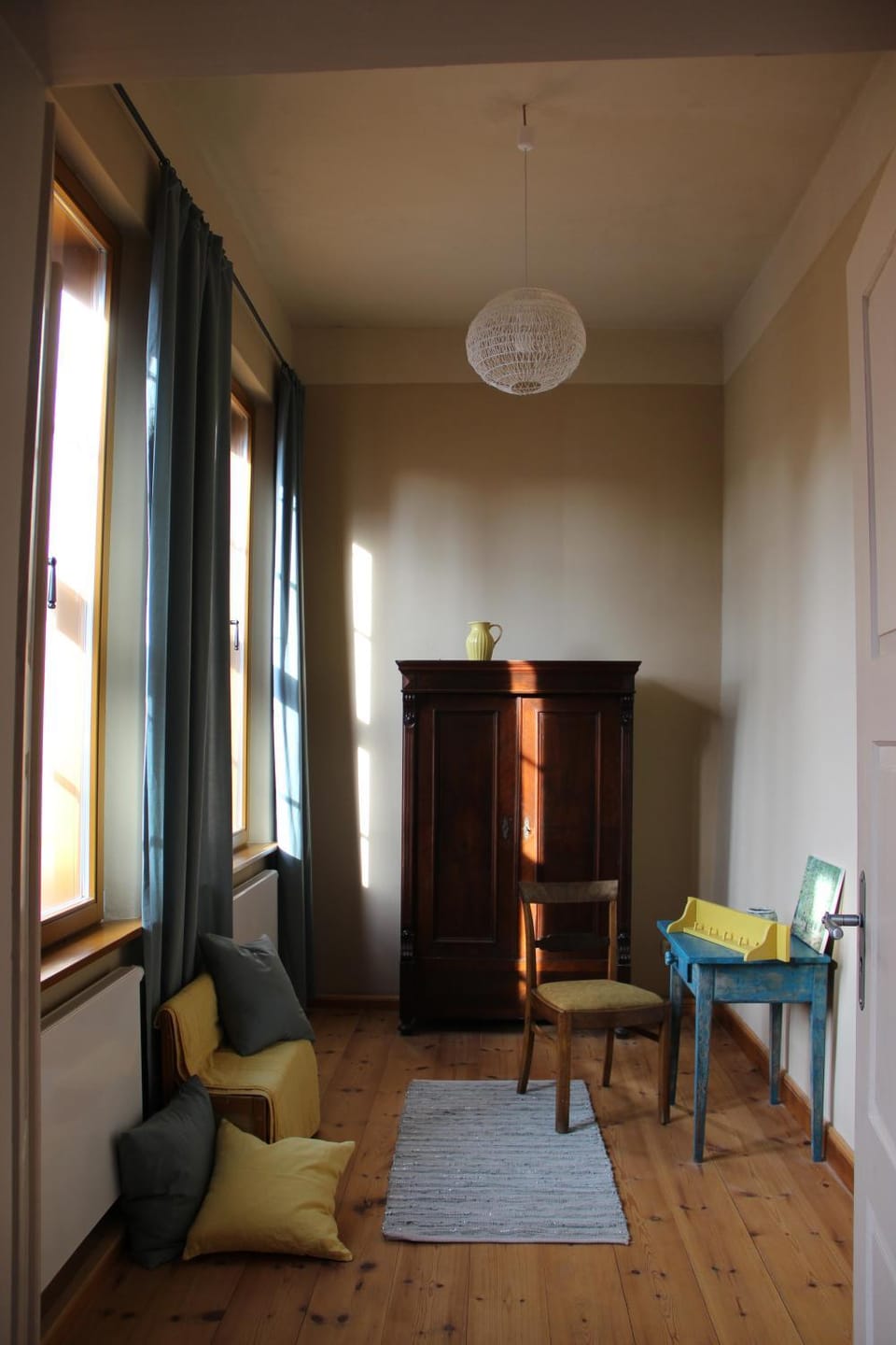 Photo of the whole room, Decorative detail