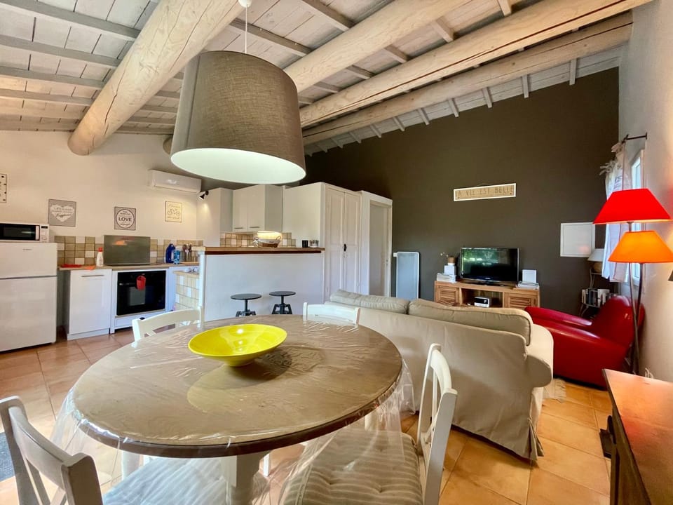 Kitchen or kitchenette, Seating area, Dining area