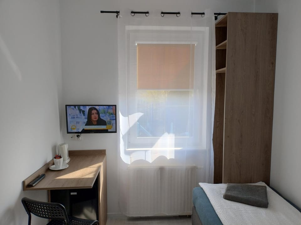 Bed, TV and multimedia, hair dresser