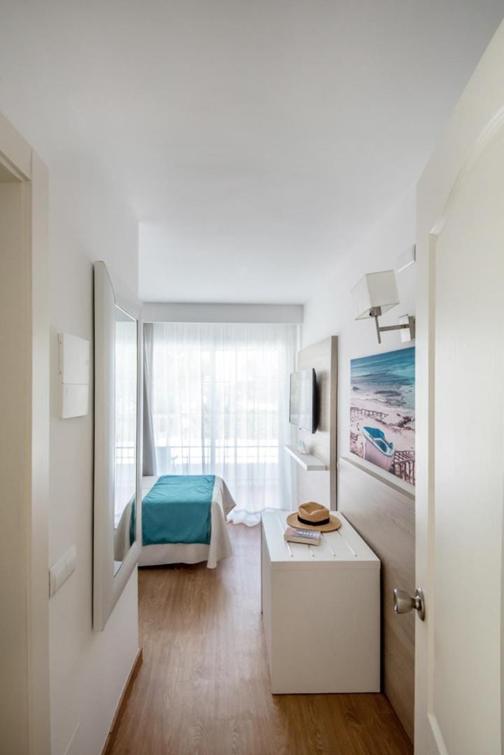 Bed, TV and multimedia, Photo of the whole room, Bedroom, air conditioner