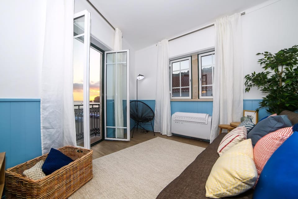 Communal lounge/ TV room, Balcony/Terrace, Decorative detail, Decorative detail, Beach, Beach, Sea view, Street view, Family