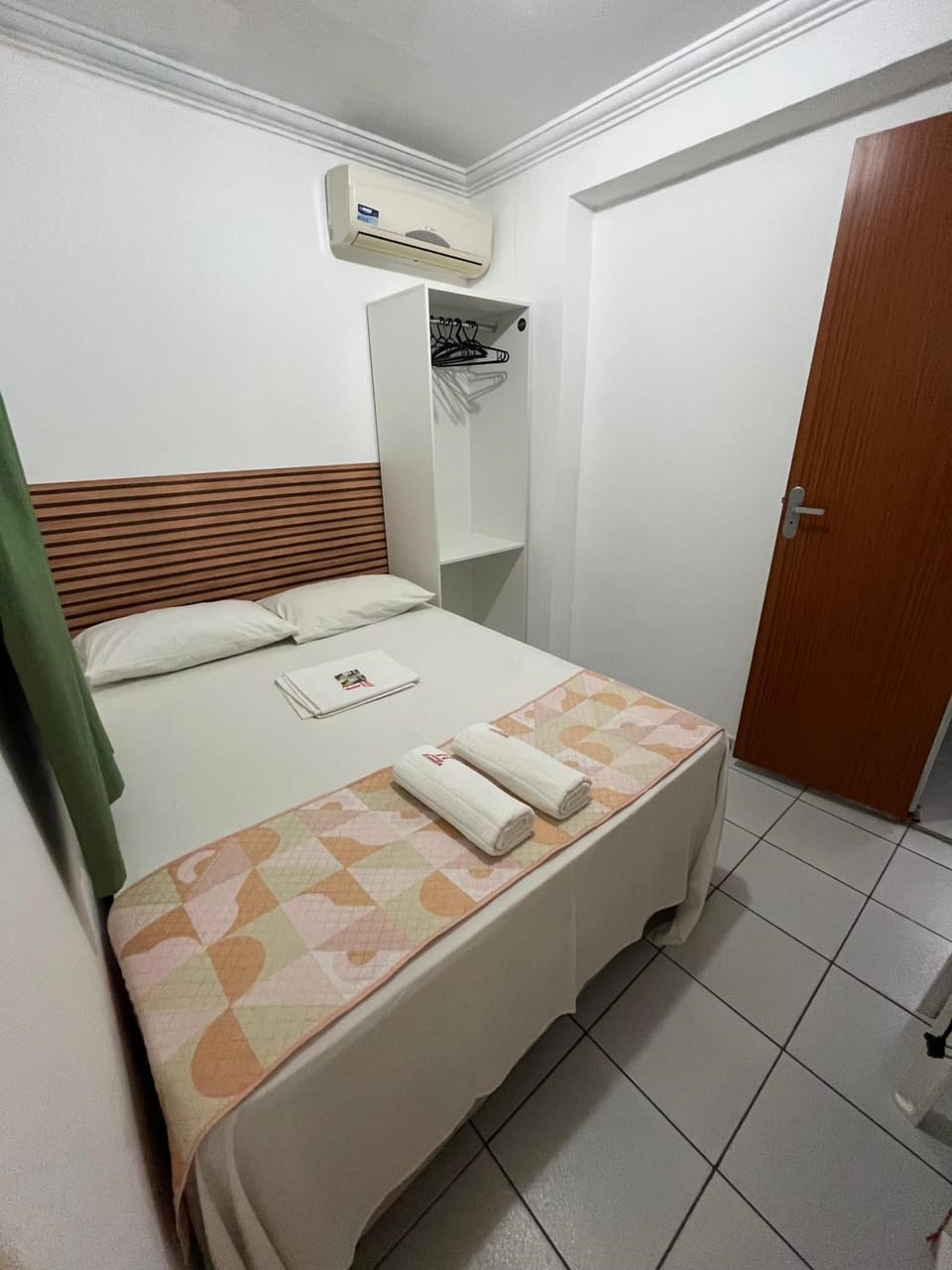 Bed, towels, air conditioner