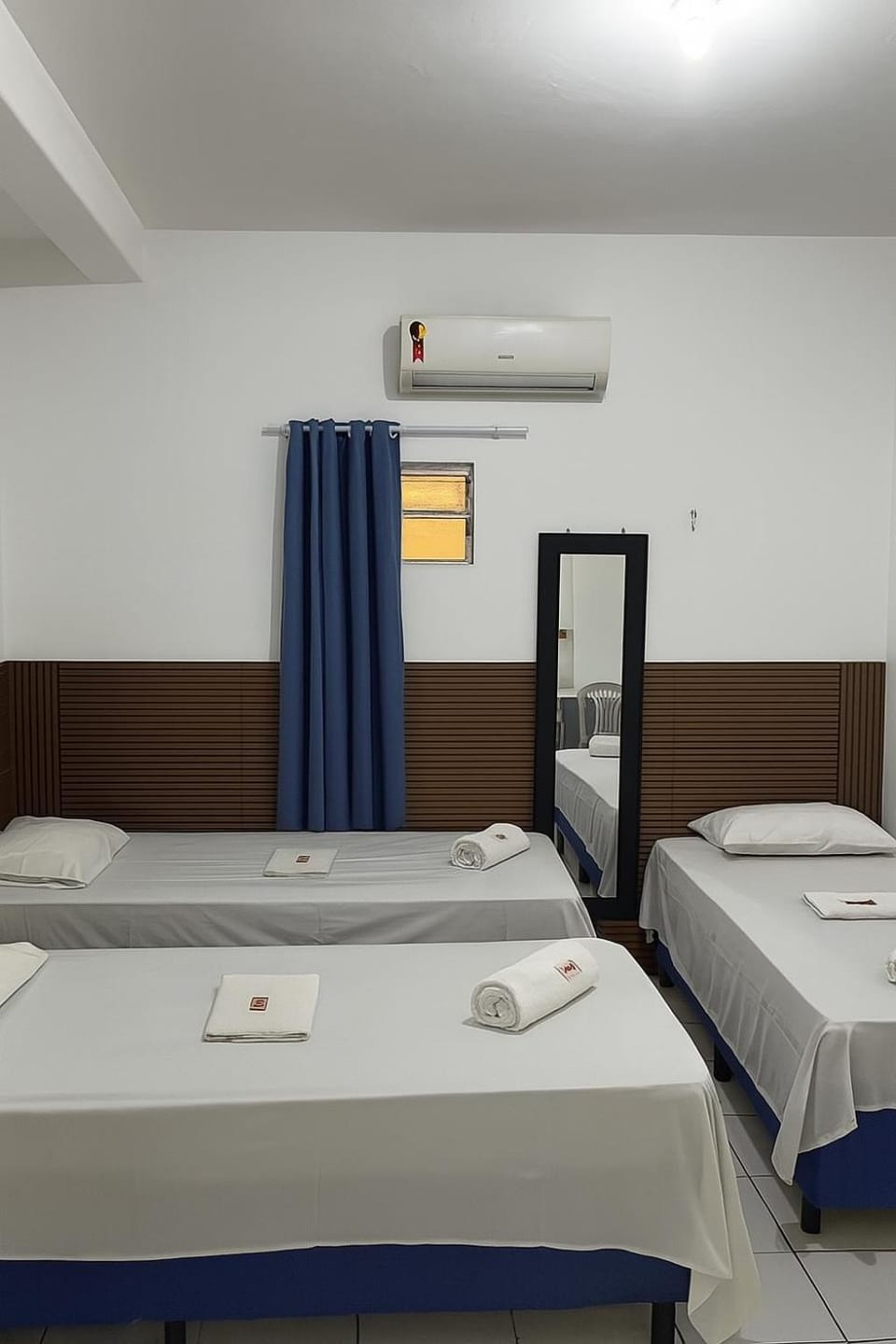 Bed, towels, air conditioner