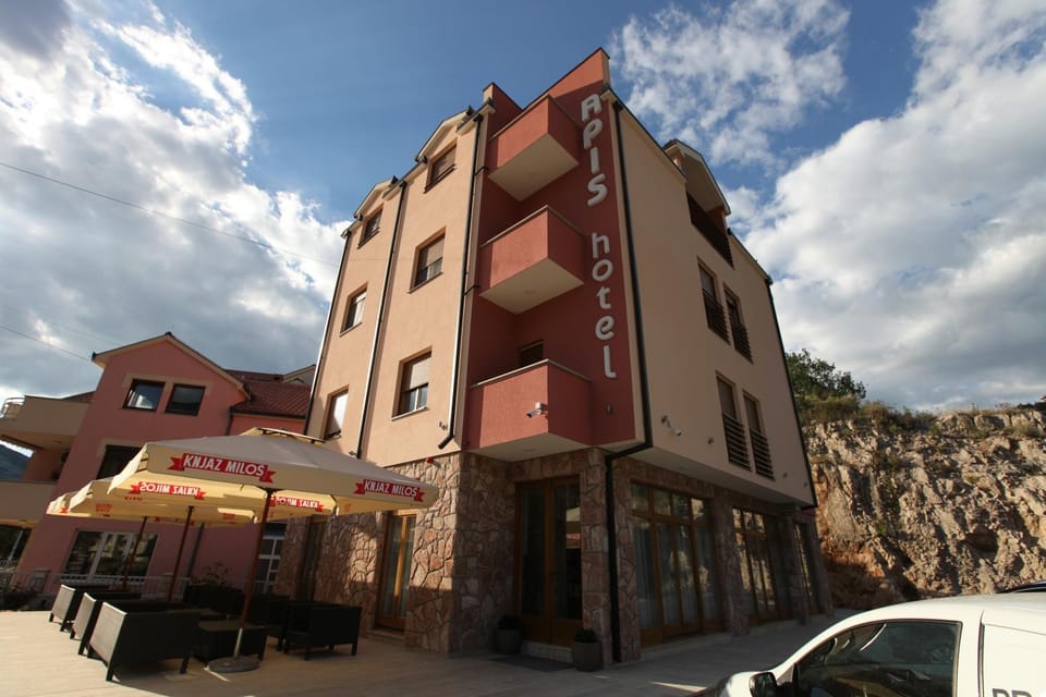 Property building, Facade/entrance, Garden, Balcony/Terrace