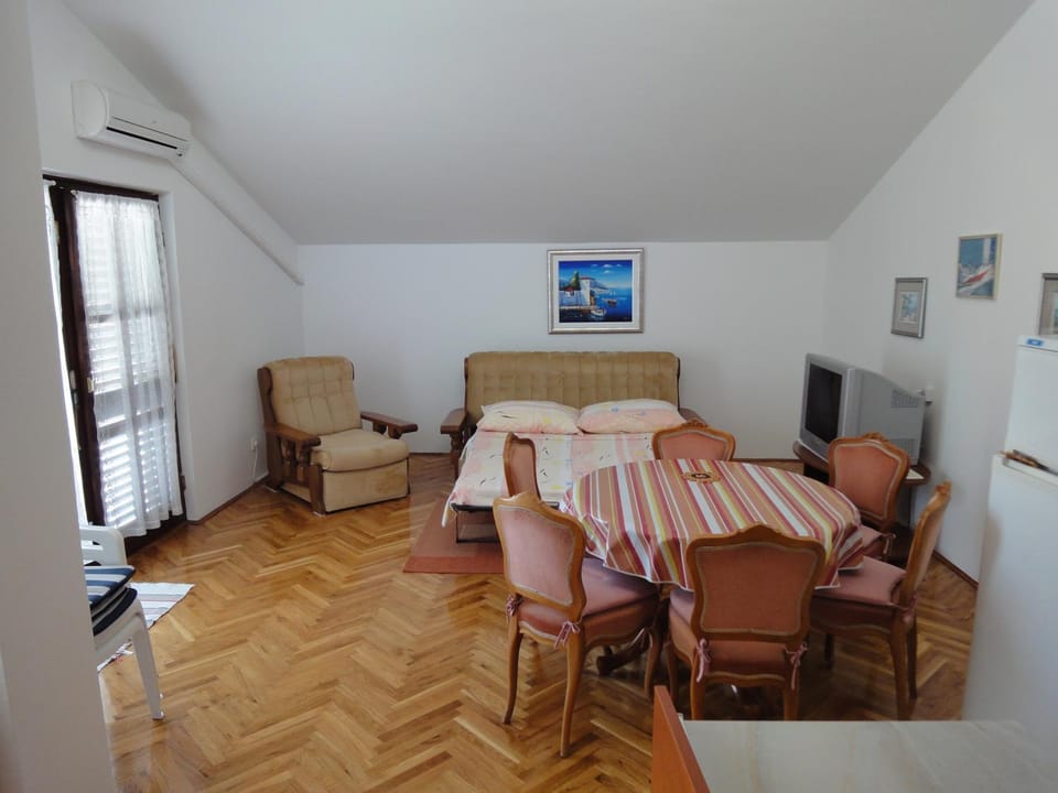 TV and multimedia, Living room, Seating area, Dining area