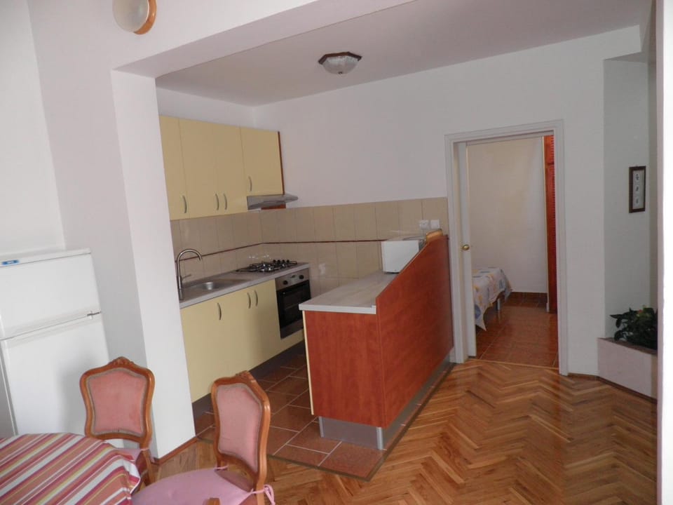 Kitchen or kitchenette, oven