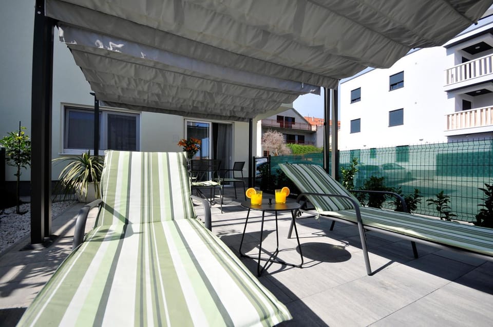 Property building, Patio, Day, Summer, Garden, Balcony/Terrace, Garden view