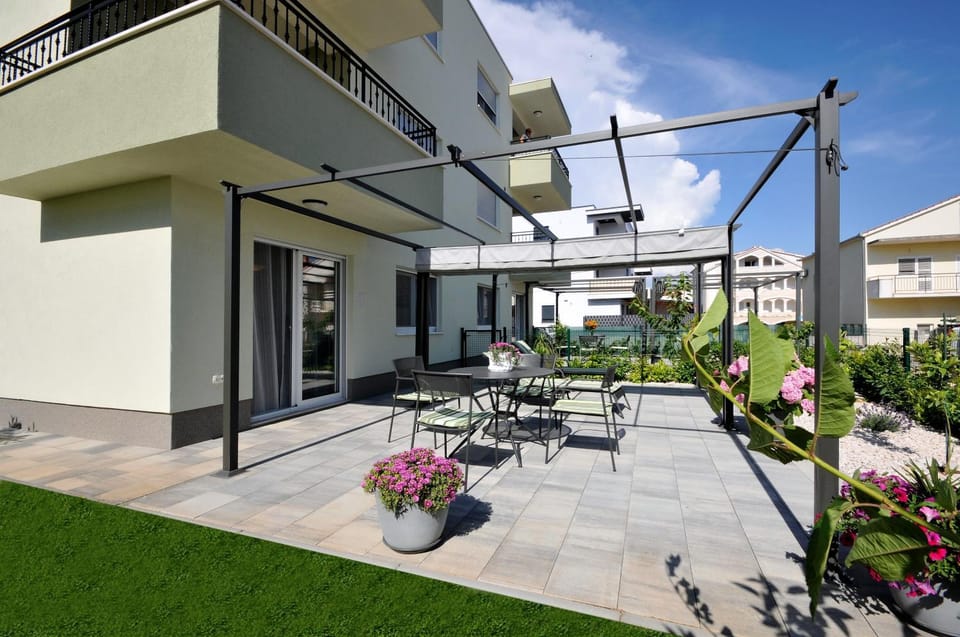 Property building, Patio, Garden, Balcony/Terrace, Garden view