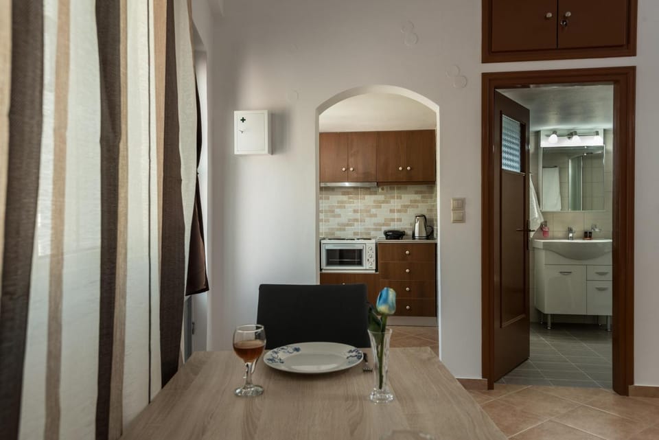 Bathroom, Kitchen or kitchenette, Dining area, Bedroom