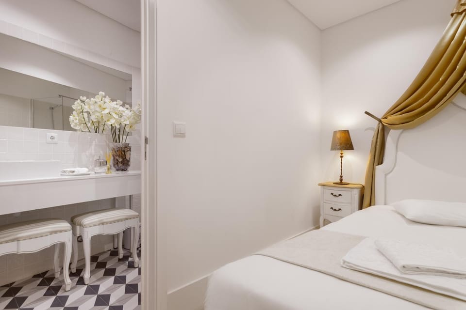 Bed, Bathroom, Photo of the whole room, Decorative detail, Bedroom, towels