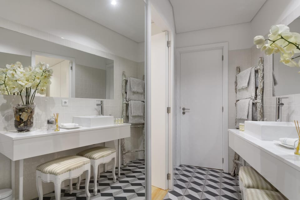 Shower, Bathroom, hair dryier, towels
