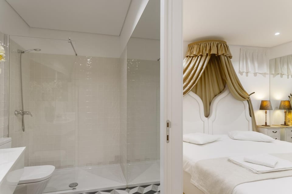 Shower, Bed, Bathroom, Photo of the whole room, Bedroom, towels