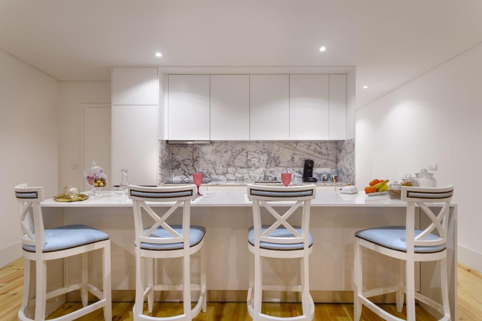 Kitchen or kitchenette, Dining area, Food, microwave, minibar, stove, air conditioner