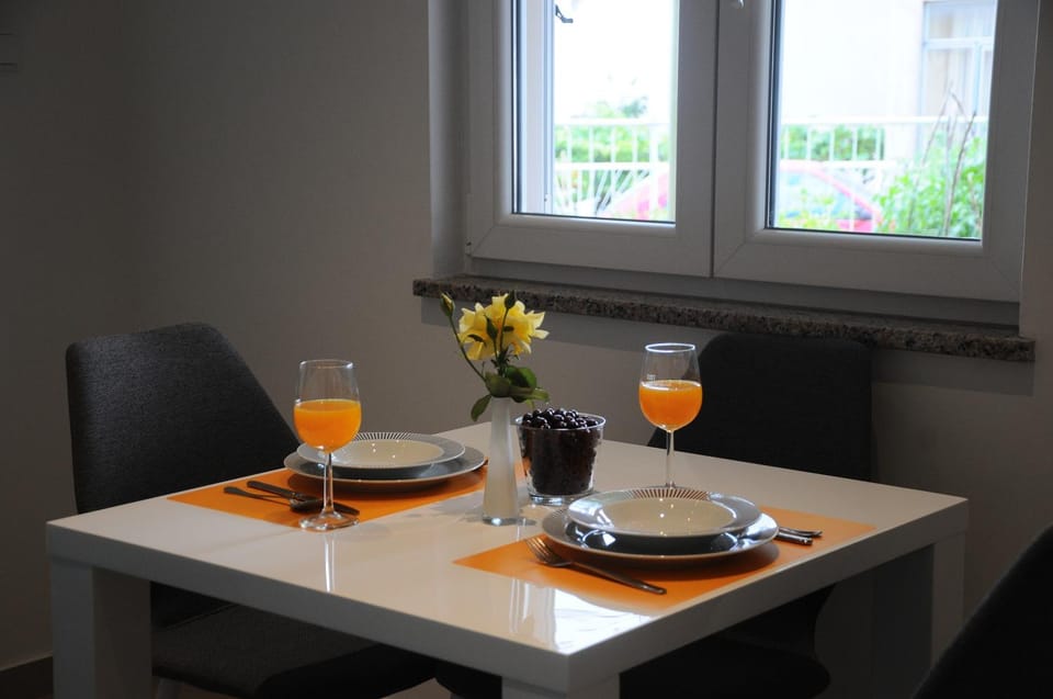 Day, Summer, Decorative detail, Seating area, Dining area, On site, Garden view