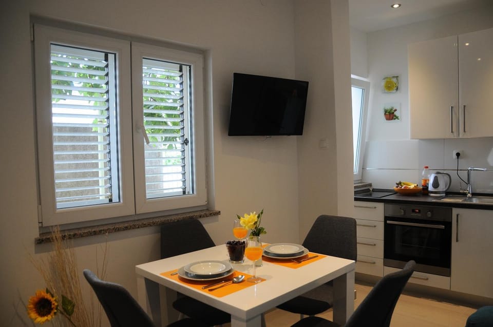 Day, TV and multimedia, Coffee/tea facilities, Kitchen or kitchenette, Seating area, Dining area, On site, Garden view