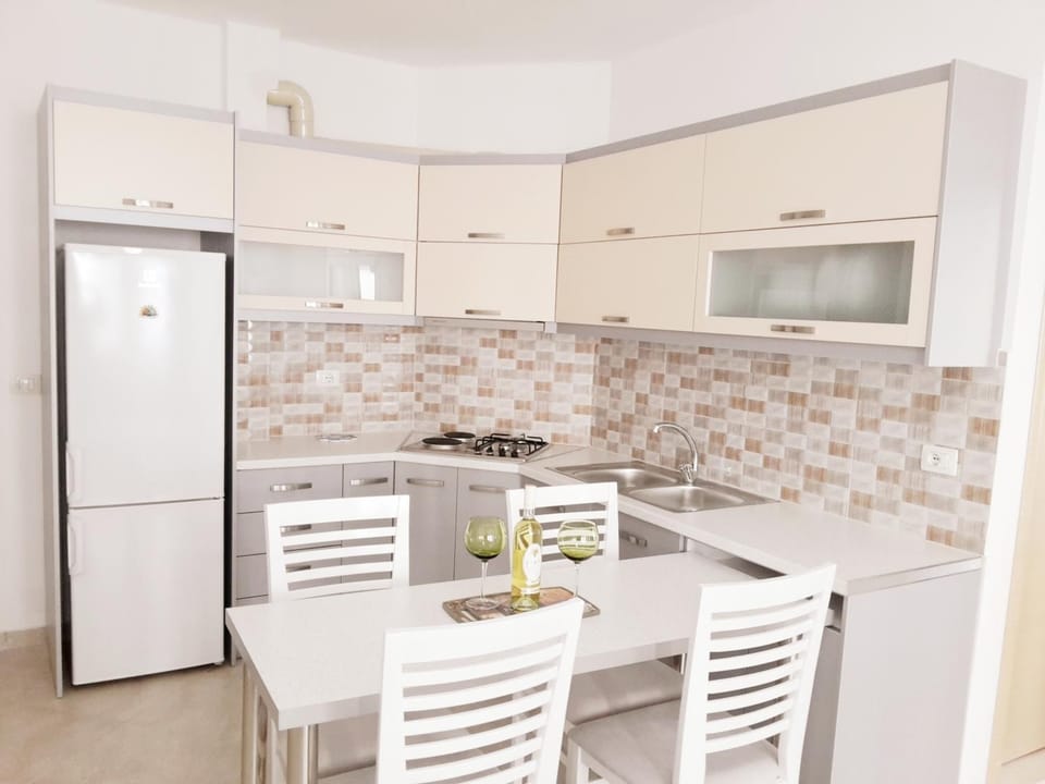 Kitchen or kitchenette, Dining area