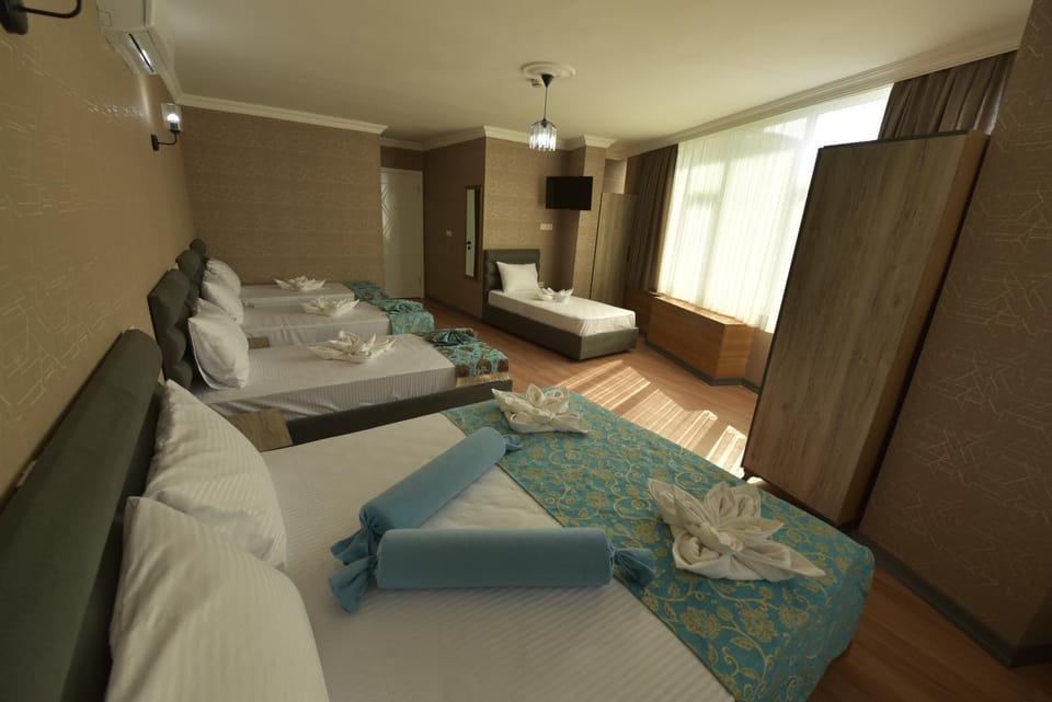 Bed, People, Photo of the whole room, Decorative detail, City view, Landmark view, Street view, Family, Quiet street view