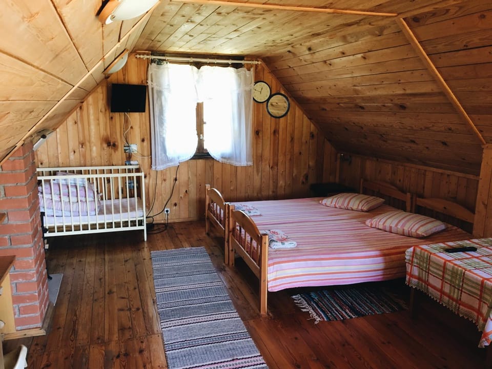 Photo of the whole room, cot