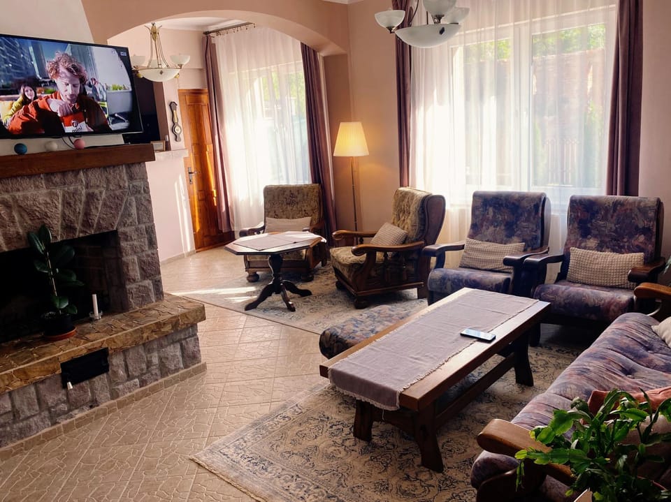 Communal lounge/ TV room, Living room, Seating area