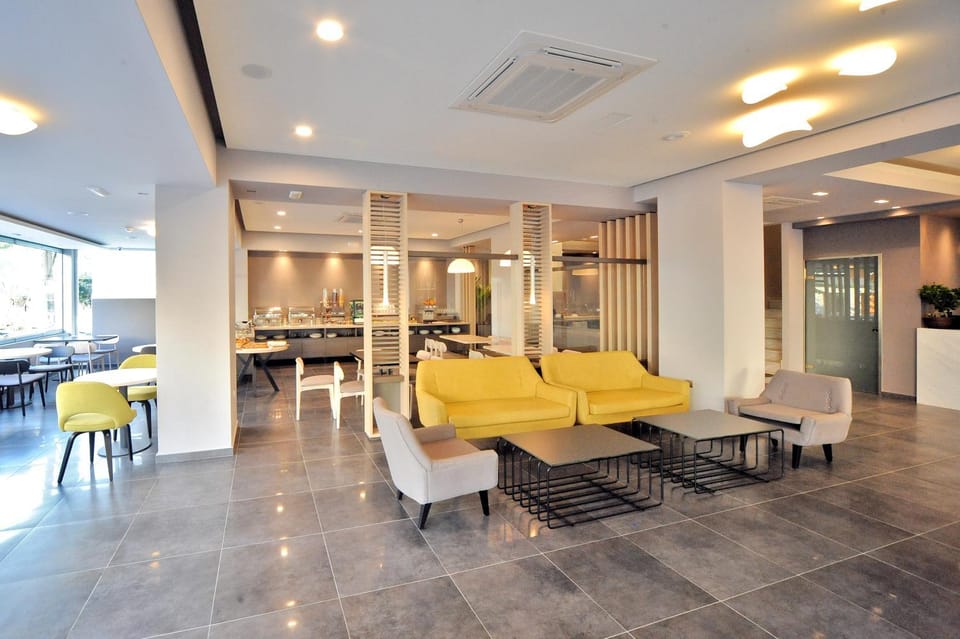 Restaurant/places to eat, Lounge or bar