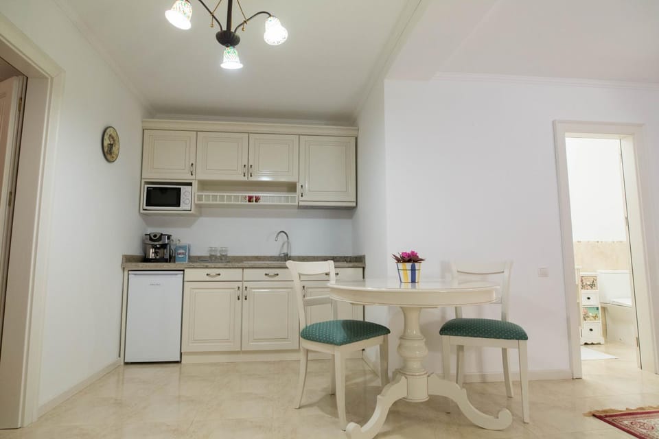 Coffee/tea facilities, Kitchen or kitchenette, Living room, Dining area