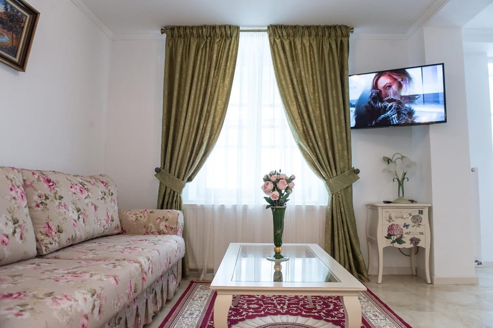 TV and multimedia, Living room, Decorative detail, Seating area