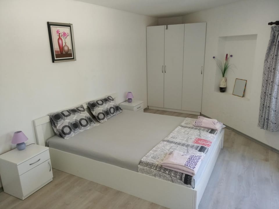 Bed, Photo of the whole room, Bedroom, towels, wardrobe