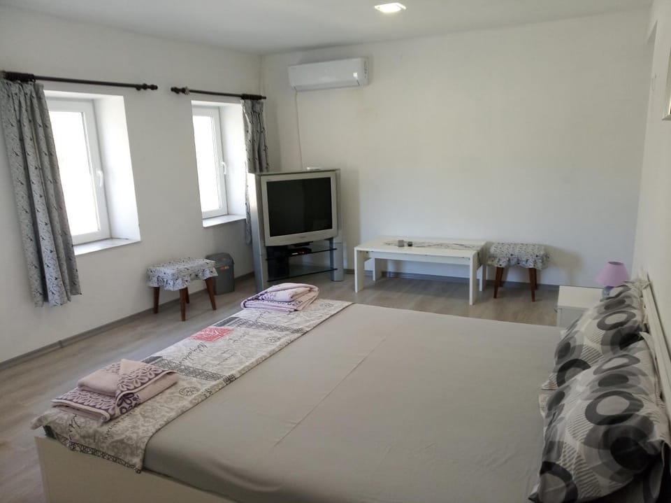 Bed, TV and multimedia, Photo of the whole room, Bedroom, hair dresser, air conditioner