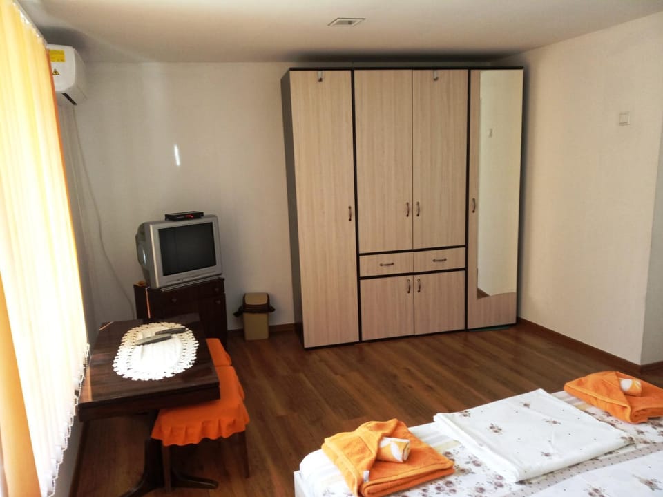 Bed, TV and multimedia, Photo of the whole room, Bedroom, towels, wardrobe, air conditioner