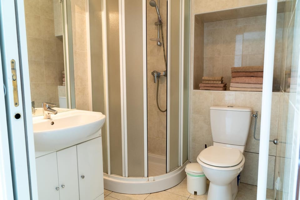 Shower, Nearby landmark, Restaurant/places to eat, Day, Neighbourhood, Natural landscape, Summer, Bathroom, Beach, On site, Area and facilities, Supermarket/grocery shop, Shopping Area