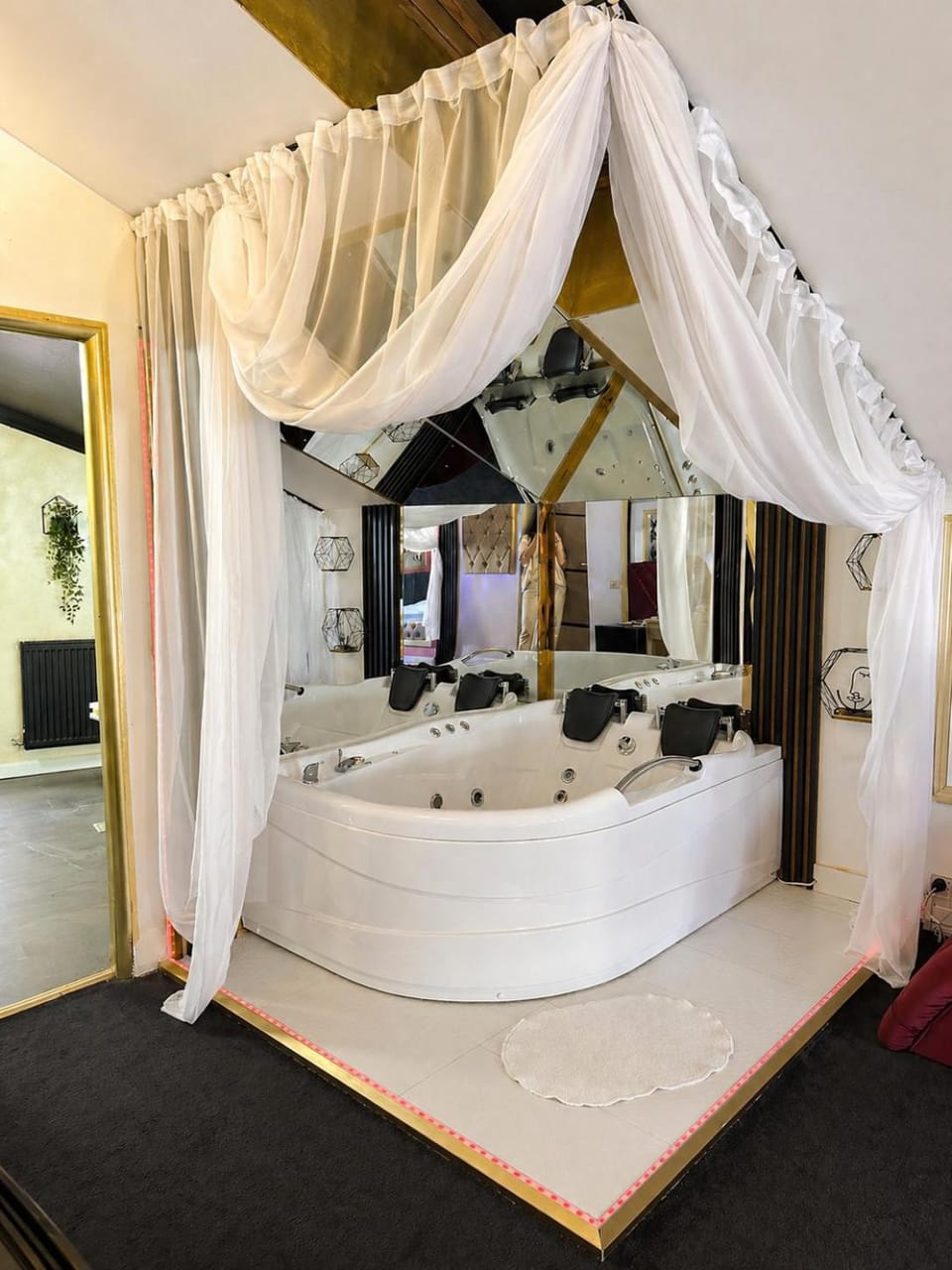 Hot Tub, Photo of the whole room