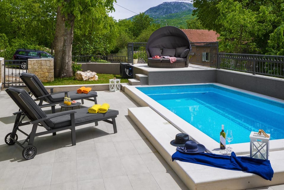 Spring, Day, Natural landscape, Garden, Decorative detail, Garden view, Landmark view, Mountain view, Pool view, Swimming pool, Family, sunbed