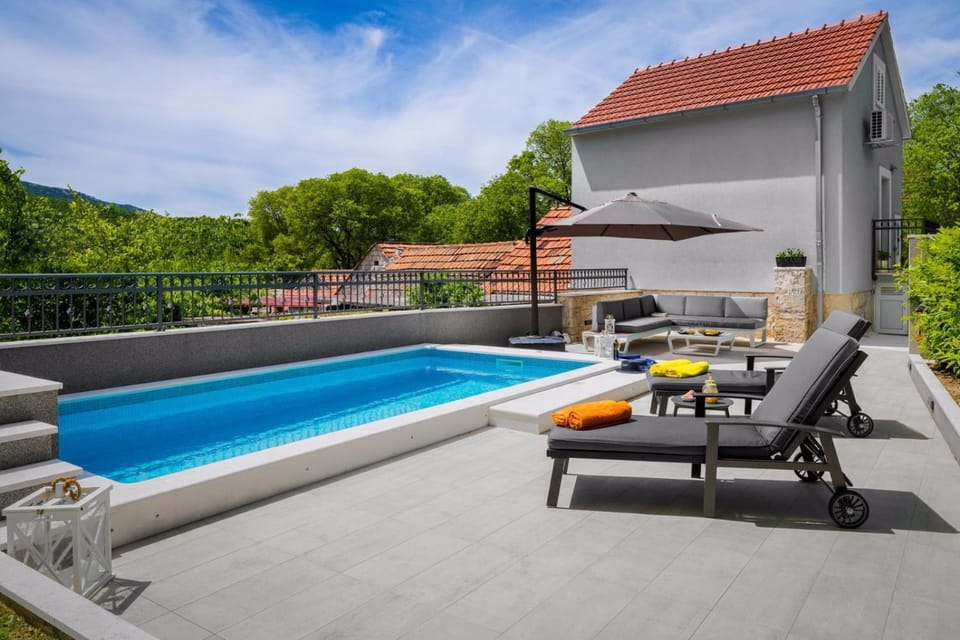 Day, Natural landscape, Decorative detail, Seating area, Mountain view, Pool view, Swimming pool, sunbed