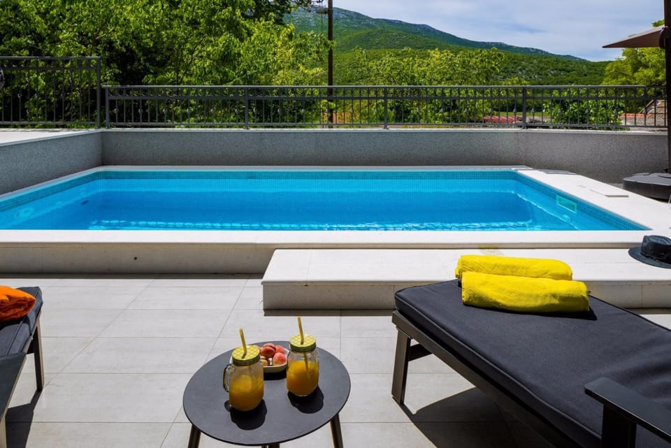 Patio, Day, Neighbourhood, Natural landscape, Landmark view, Mountain view, Pool view, Swimming pool, Swimming pool, sunbed