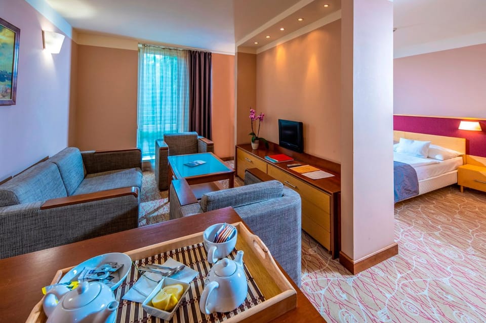 Bed, Seating area, Drinks