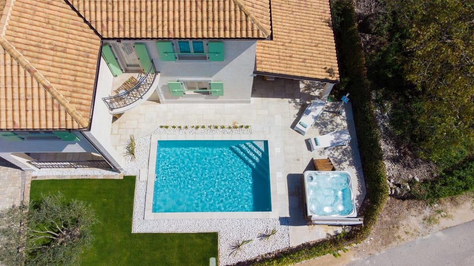 Villa Luca with pool and jacuzzi House in Primorje-Gorski Kotar County