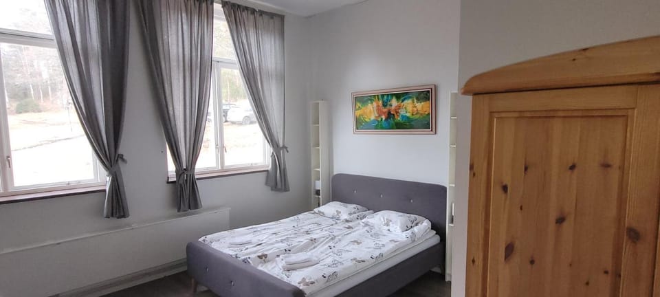 Photo of the whole room, Breakfast, towels, wardrobe