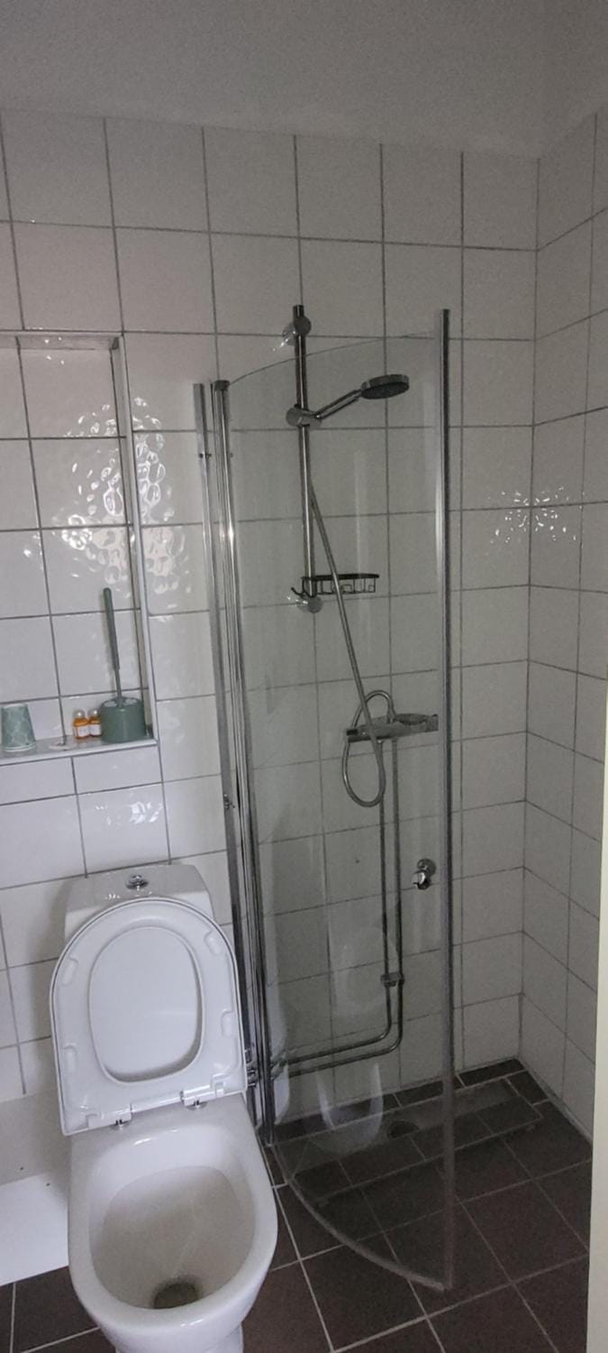 Shower, Toilet, Breakfast