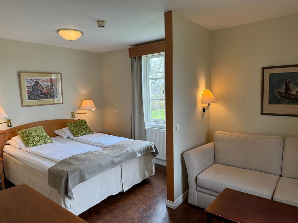 Property building, Bed, Photo of the whole room, Seating area