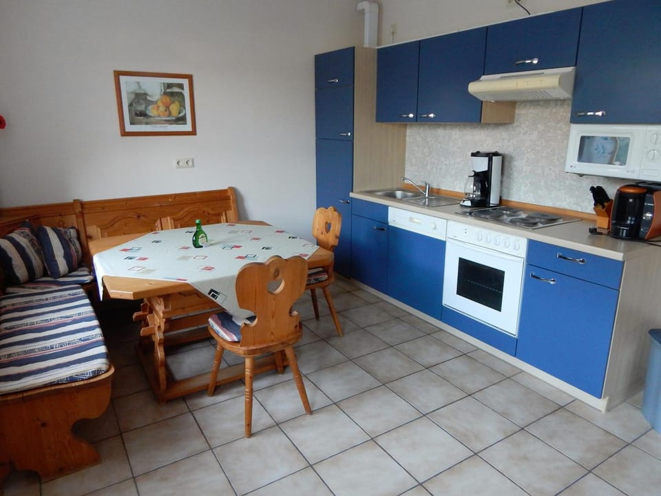 Kitchen or kitchenette, Seating area